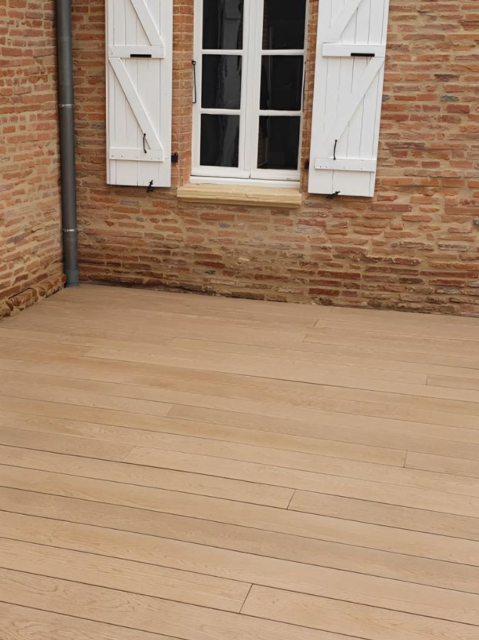 Terrasse extérieure en bois composite