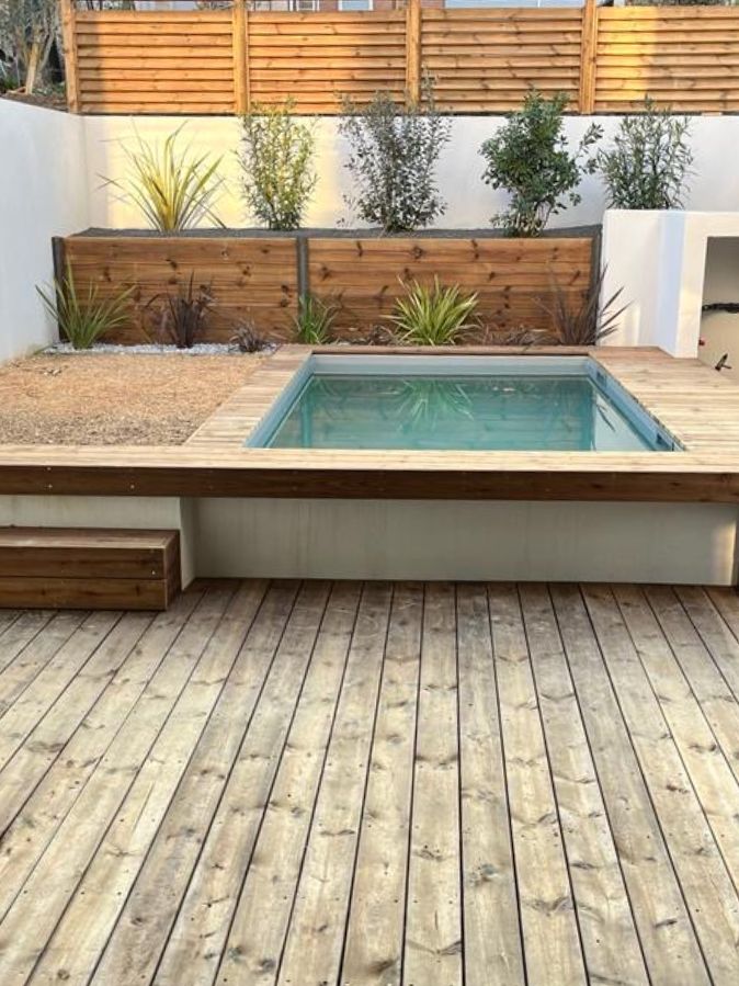 Terrasse extérieure en bois européen traité