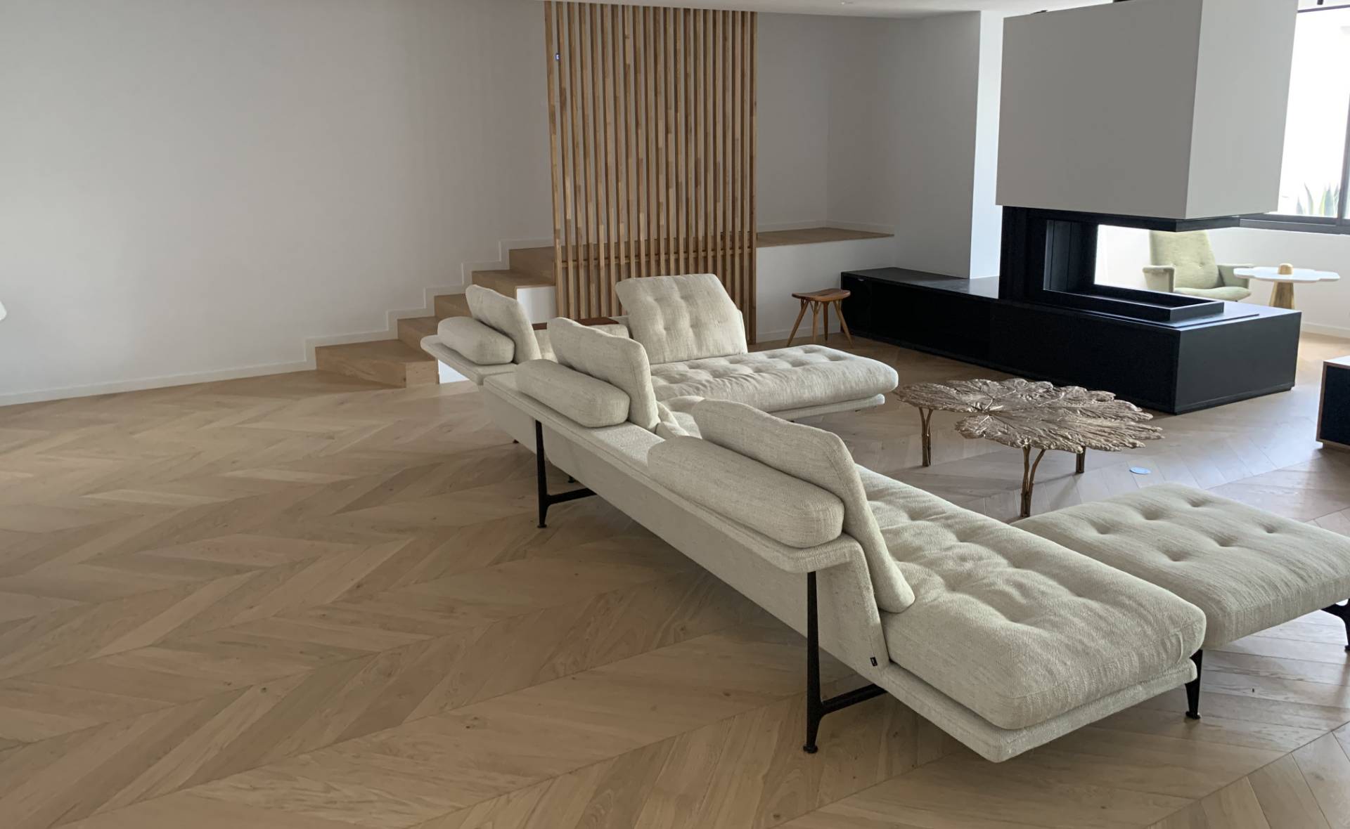 Photo d'un salon moderne, avec parquet en points de hongrie et bâtons rompus