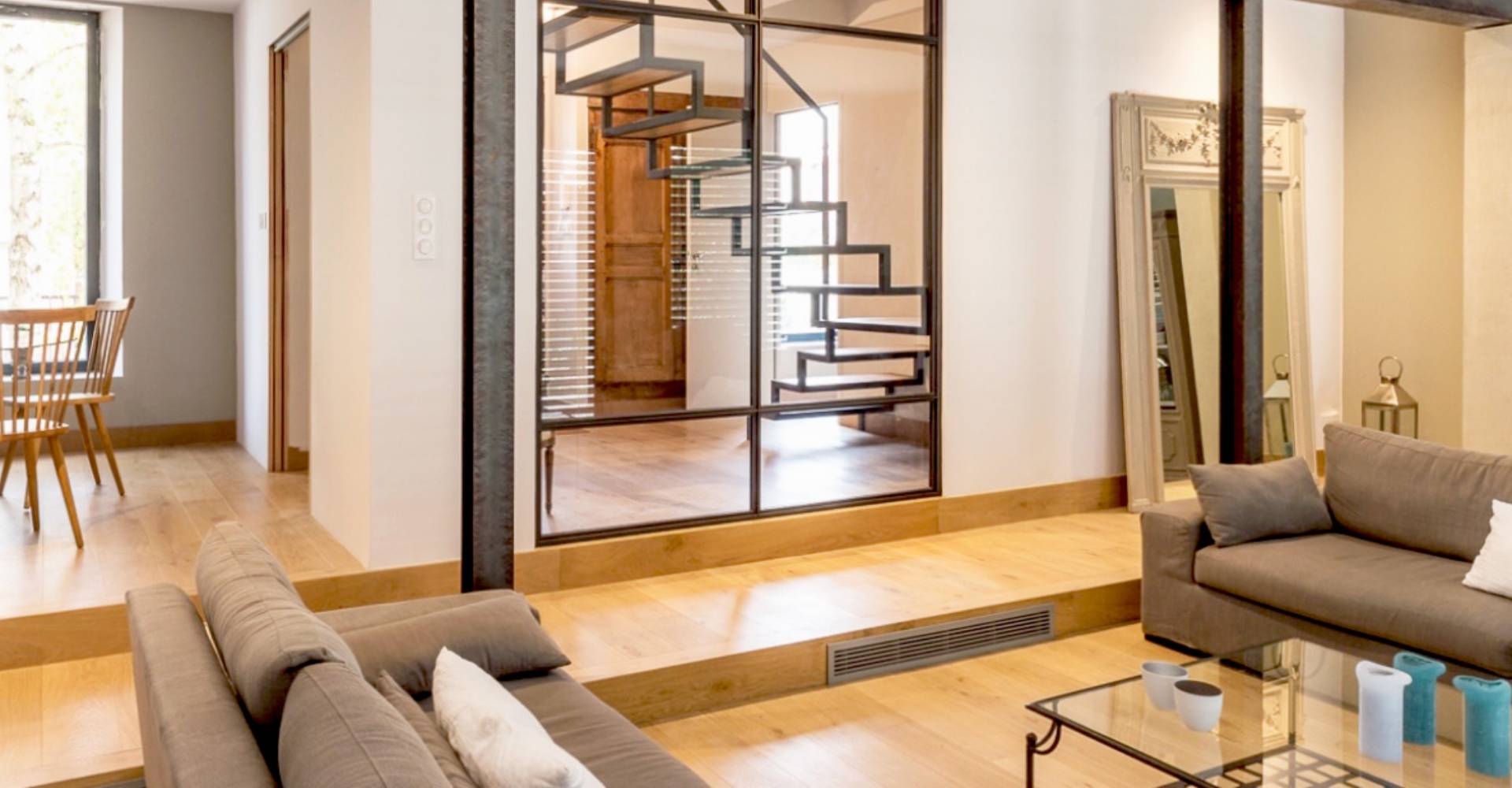 Photo d'un intérieur de maison avec un parquet rénové